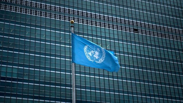 Bandeira das Nações Unidas em frente ao prédio da organização em Nova York