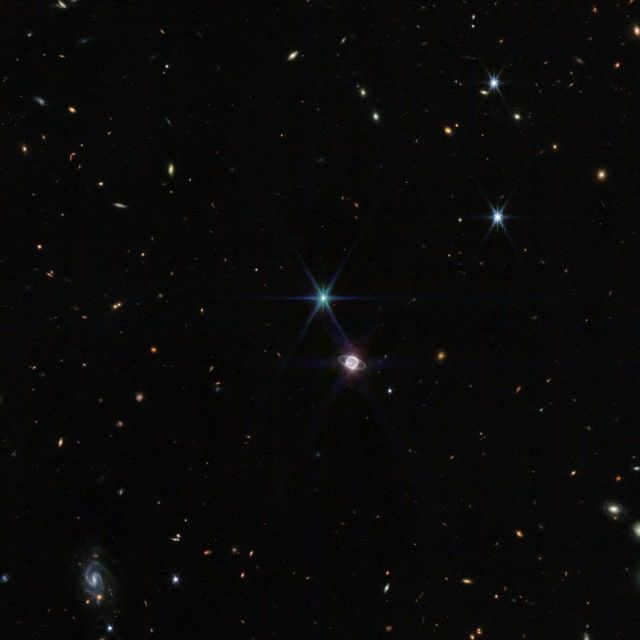 صورة لنبتون والمجرات البعيدة تم التقاطها بواسطة تلسكوب جيمس ويب