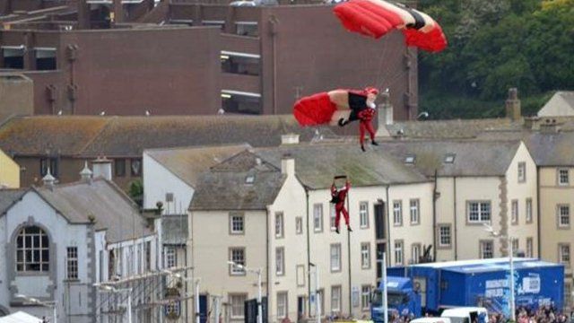 Red Devils in Whitehaven Airshow mid-air parachute drama - BBC News