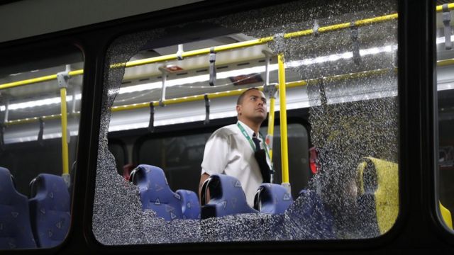 Janela de ônibus quebrada