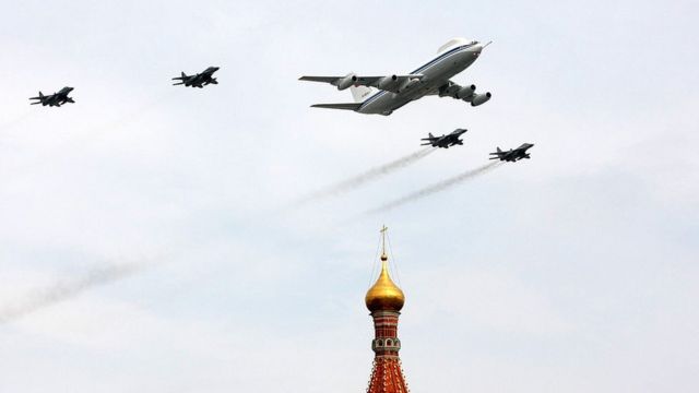 Самолёт Ил-80 в сопровождении истребителей на воздушном параде