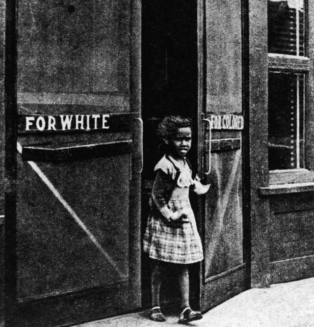 Niña saliendo del "Café de Al"