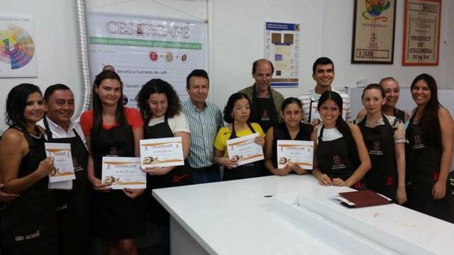 Miembros de la Fundación Sigamos Adelante muestran la certificación PAS del café que producían