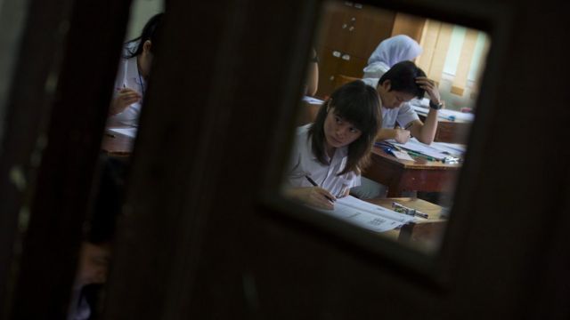 Guru menganiaya siswa: cukup selesai dengan 'jalan damai'? - BBC News