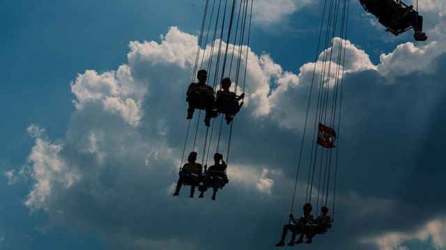Personas en el parque de atracciones Prater, en Viena.