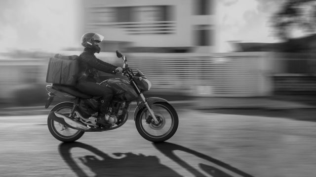 Serviço de Entrega de Moto boy com Moto de Corrida e Entregador