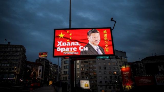 Una fotografía del 30 de marzo de 2020 de una valla publicitaria con la cara del presidente chino Xi Jinping y las palabras "Gracias hermano Xi", en un concurrido bulevar de Belgrado, Serbia.