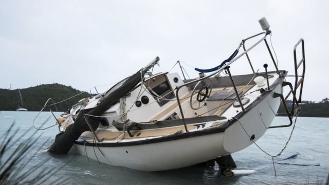 Barco dañado en la orilla de Ferry Reach, después del paso del huracán Nicole en St George, Bermuda.