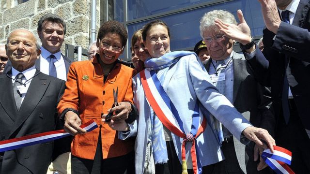 Le Chambon-sur-Lignon's former mayor Eliane Wauquiez-Motte, along with other officials, cut tape in 2013
