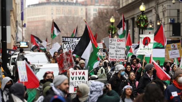 متظاهرون يسيرون في مسيرة نظمها تحالف بوسطن في الولايات المتحدة، للمطالبة بوقف دائم لإطلاق النار في غزة.