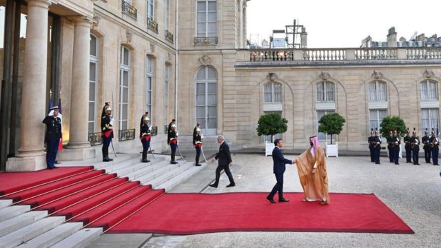 امانوئل مکرون به گرمی از محمد بن سلمان در برابر کاخ الیزه استقبال کرد