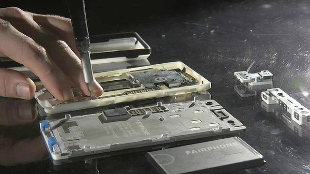 The modular Fairphone 2 taken apart