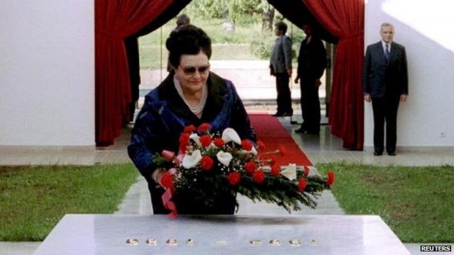 Jovanka Broz lays flowers on Tito's tomb, Belgrade (10 May 1995)