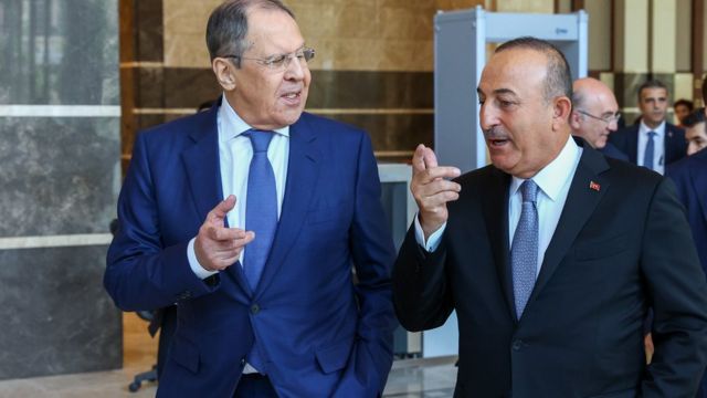 Sergey Lavrov i Mevlut Cavusoglu (od lewej do prawej) podczas spotkania