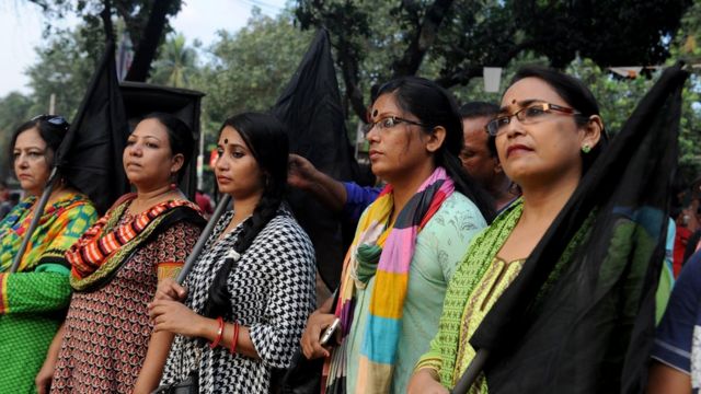 ব্রাহ্মণবাড়িয়ার ঘটনার প্রতিবাদে ঢাকায় কালো পতাকা হাতে মানববন্ধন