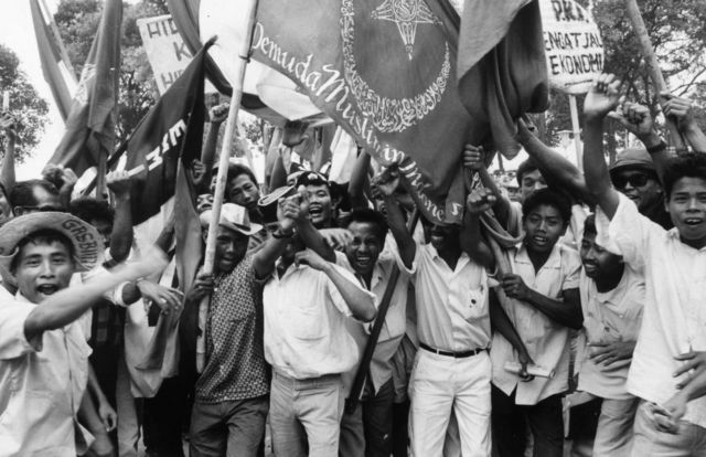 Oktober 1965: Sejumlah mahasiswa dari beberapa kelompok Islam dalam demonstrasi di jakarta menuntut pembubaran PKI.