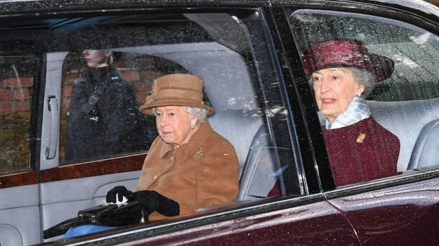 En la foto, la reina Isabel II se va después de asistir a un servicio religioso matutino en la iglesia de Santa María Magdalena en Sandringham, Norfolk.