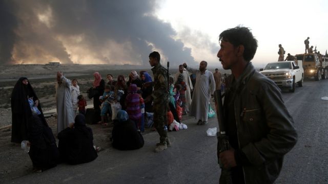 イラク軍とISとの戦闘激化に伴い避難するモスル近郊の住民（18日）