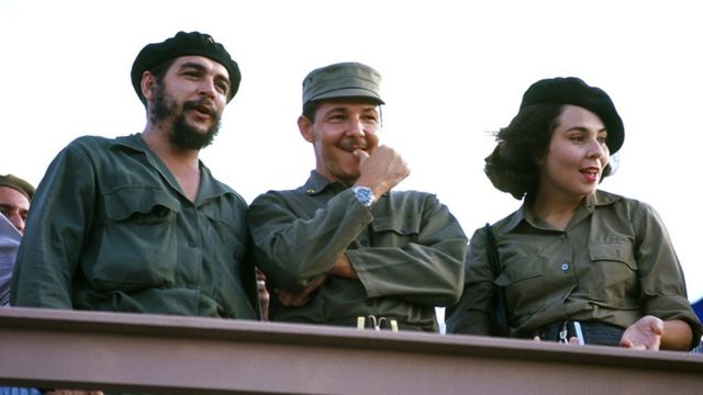 Ernesto Che Guevara, Raul Castro (m) and his wife 1964 (Photo by Jung/ullstein bild via Getty Images)