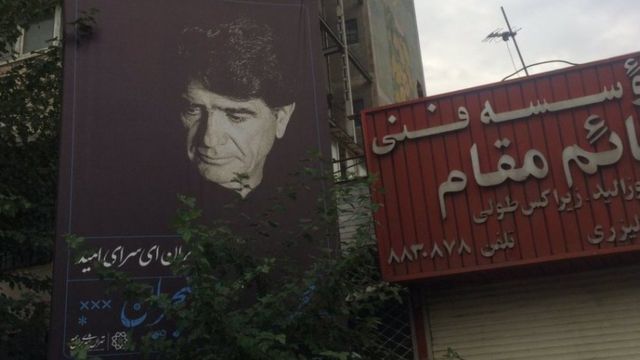 تابلویی که به گفته کاربران توییتر در خیابان تخت طاووس تهران نصب شده است