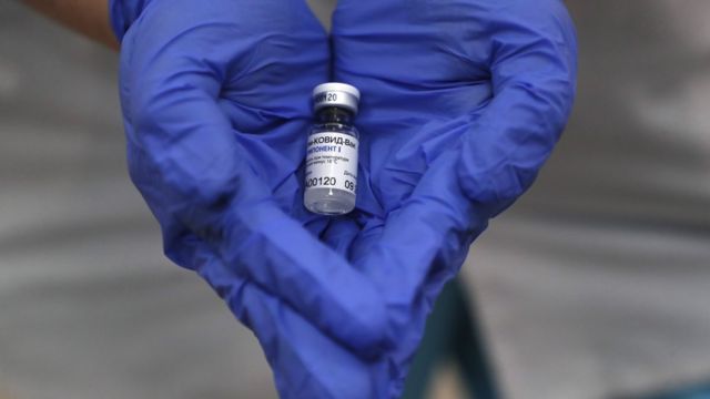 Флакон вакцины в руках