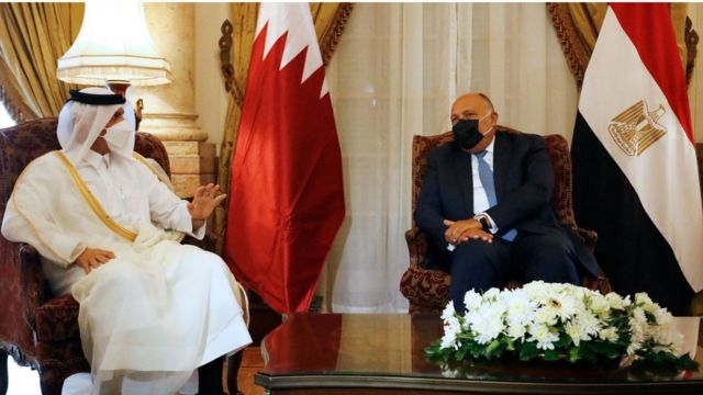 سلم وزير الخارجية القطري دعوة الشيخ تميم للرئيس السيسي لزيارة الدوحة خلال زيارته للقاهرة