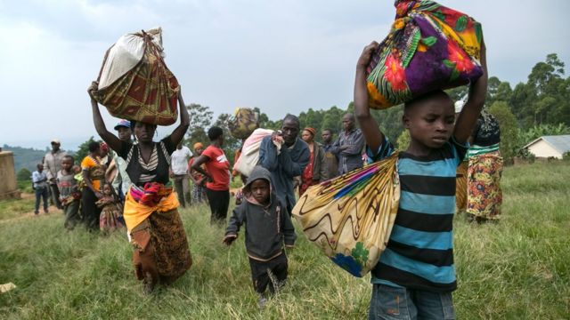 Congolese families fleeing to Uganda