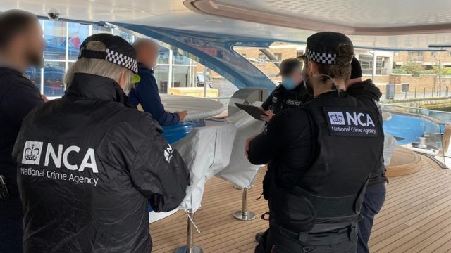 英国NCA探员在停靠伦敦金丝雀码头码头的超级游艇斐号（Phi）上调查（29/3/2022）