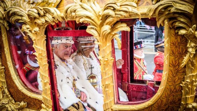 英王查尔斯加冕仪式现场标志性瞬间：威廉轻吻父亲脸颊，哈里未获登白金汉宫阳台(photo:BBC)