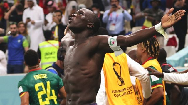 Vincent Aboubakar se fue de Qatar muy animado cuando marcó el gol que derrotó a Brasil, antes de sonreír amargamente ante su tarjeta roja.  Fue acusado de quitarse la camiseta mientras celebraba su gol.