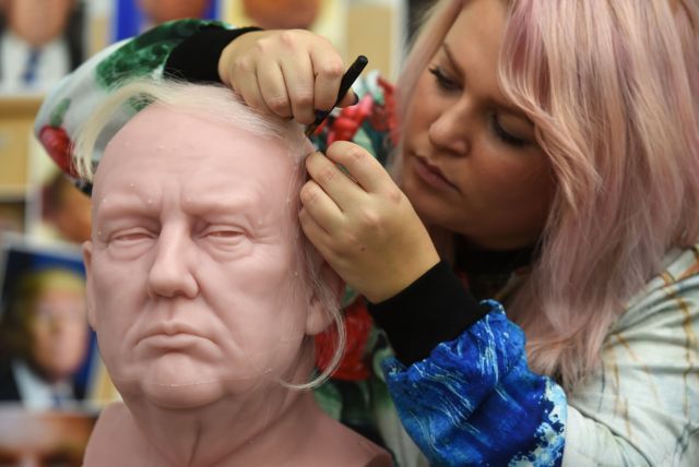 صوفي كرودنغتون تضع الشعر في مجسم من الشمع لترامب من المقرر أن يرفع الستار عنه بمتحف مدام توسو في لندن.