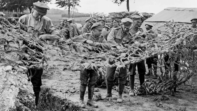 Soldats fabriquant des filets de camouflage à Basseux, 16 juin 1918