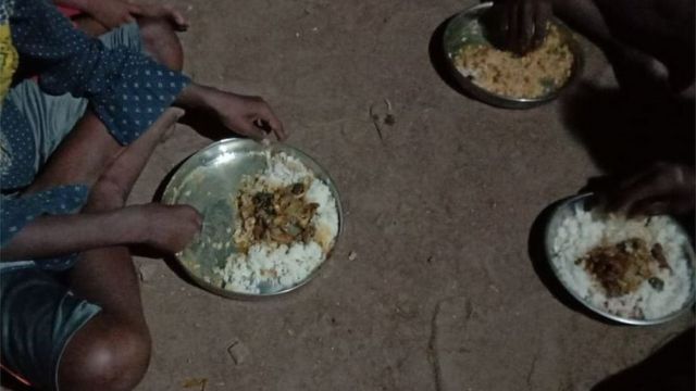 Pessoas Irula comendo carne de rato com arroz