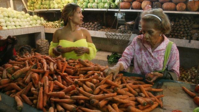 Unas mujeres comprando en un mercado en Maracaibo.