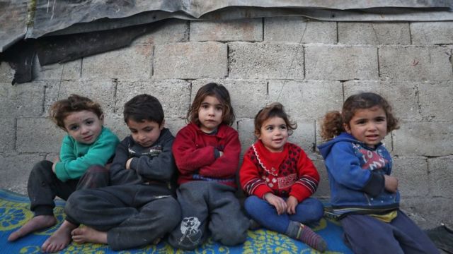 أطفال سوريون في مخيم للنازحين بالقرب من قرية قاح في محافظة إدلب، على الحدود التركية. 3 مارس/آذار 2021.