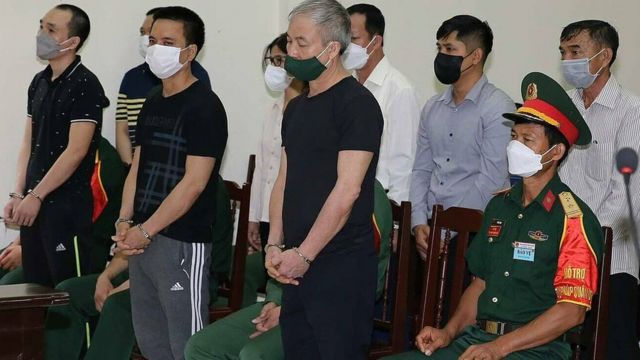 Bị cáo Lê Văn Minh, Tư lệnh Vùng Cảnh sát biển 4 (áo đen, đeo khẩu trang xanh