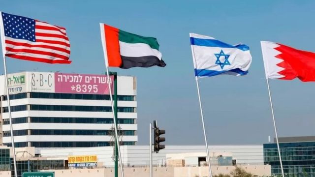 برافراشته شدن پرچم‌های امارات و بحرین همراه با پرچم‌های اسرائیل و آمریکا در یکی از شهرهای اسرائیل پس از برقراری رابطه سیاسی اسرائیل با بحرین و امارات