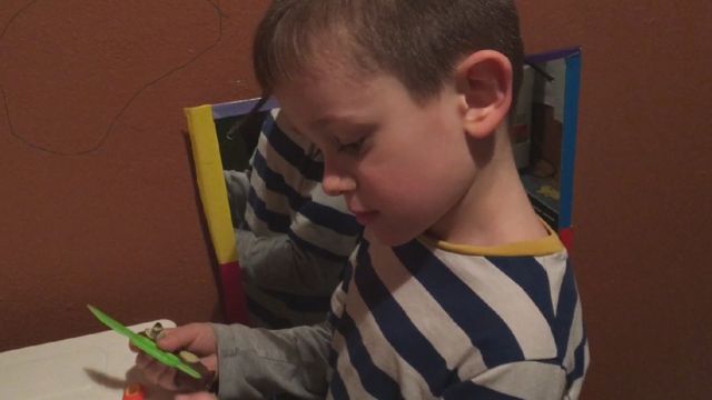 Relja Jojić, 5 godina, se igra s kašikicama