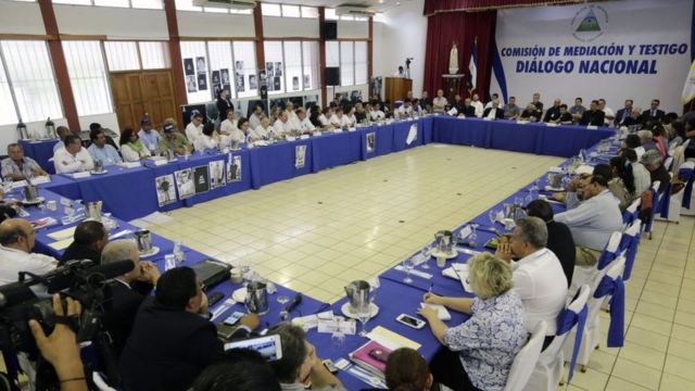 Miembros de la mesa de Diálogo Nacional sentados