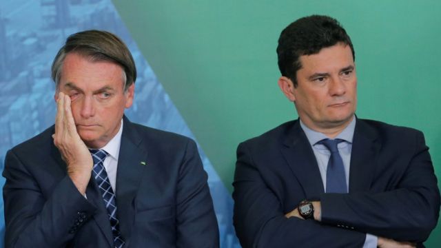 O presidente Jair Bolsonaro e o ministro Sergio Moro sentados lado a lado
