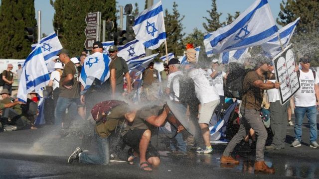 Protesters sprayed with water cannon outside Israel's parliament (24/07/23)