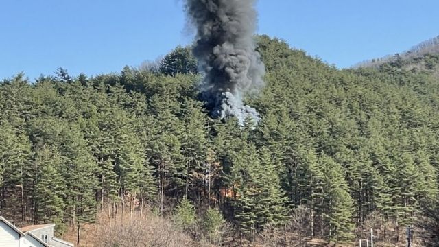 On the 27th, a helicopter crashed near Myeongjusa Temple in Hyeonbuk-myeon, Yangyang-gun, Gangwon-do, and black smoke rose along with flames.