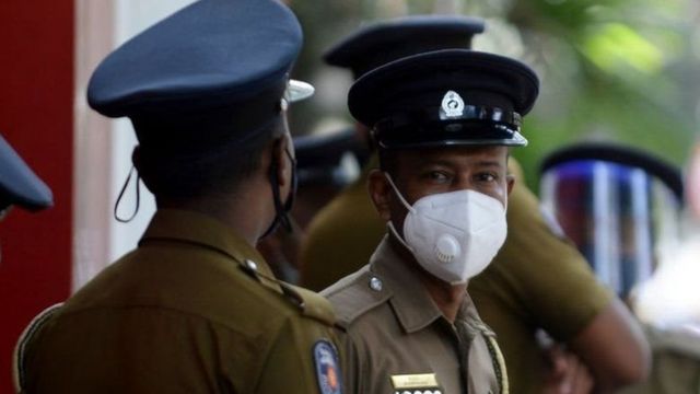 இலங்கை காவல் படையினர் மனித உரிமை மீறல்களில் ஈடுபடுவதாக குற்றம் சாட்டப்படுகிறது.