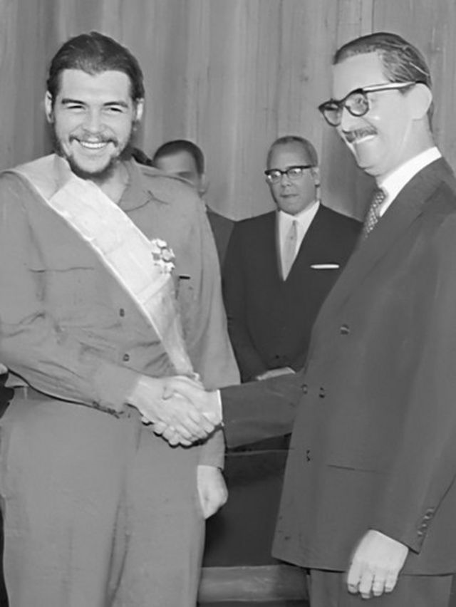 Jânio condecora Che Guevara