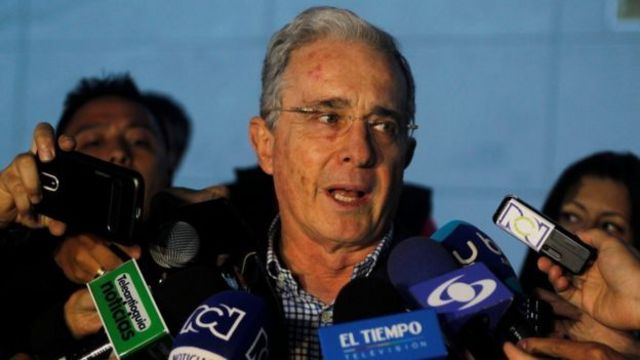 Prezida Uribe n'abamushigikiye bavuga ko ayo masezerano ya mbere atanga ikigongwe ku mabi yakozwe na FARC