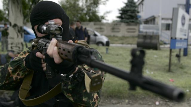 Вооруженный снайпер из отряда ДНР