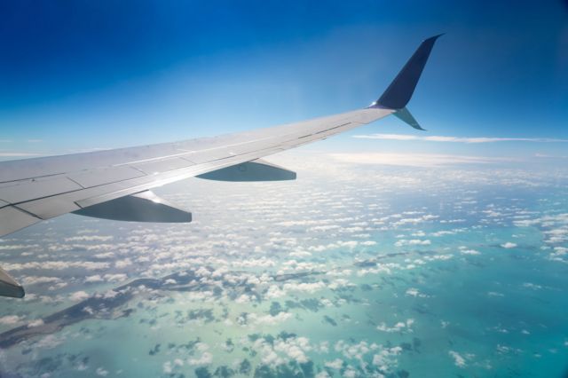 24,000 அடியில் பறந்த விமானத்தில் இருந்து தூக்கி வீசப்பட்ட பணிப்பெண்; மேற்கூரை பிய்ந்த விமானத்திற்கு என்ன ஆனது?