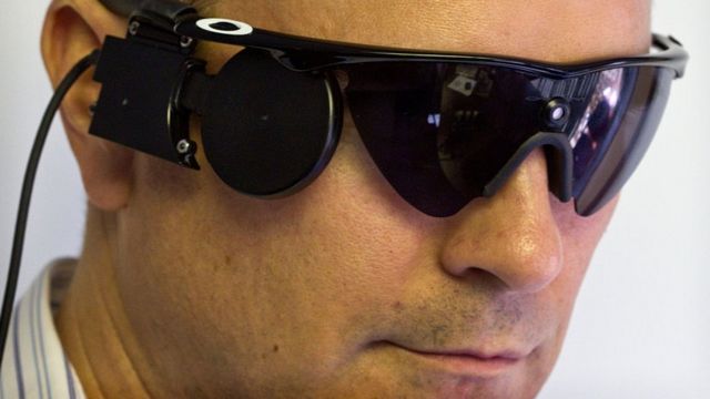 现有的仿生眼系统将芯片安装在人的视网膜上，再以无线方式连接到安装在眼镜上的摄像头上。(photo:BBC)