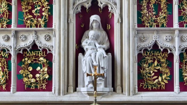 英國威爾士一個教堂（Llandaff Cathedral in Wale）中的聖母和聖嬰雕像