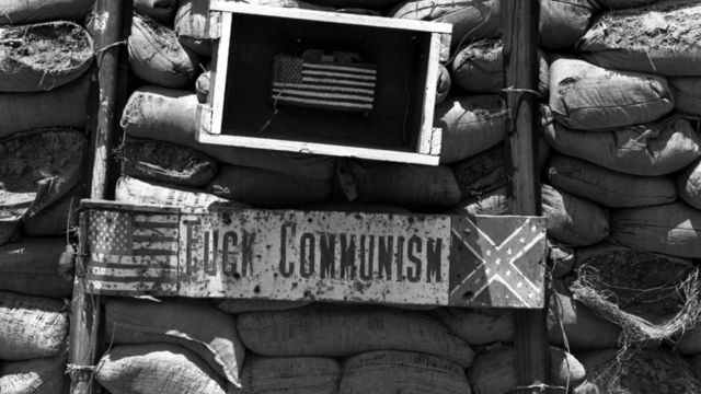 Un letrero en una posición del ejército de Estados Unidos durante la invasión de Camboya que dice "A la mierda el comunismo".